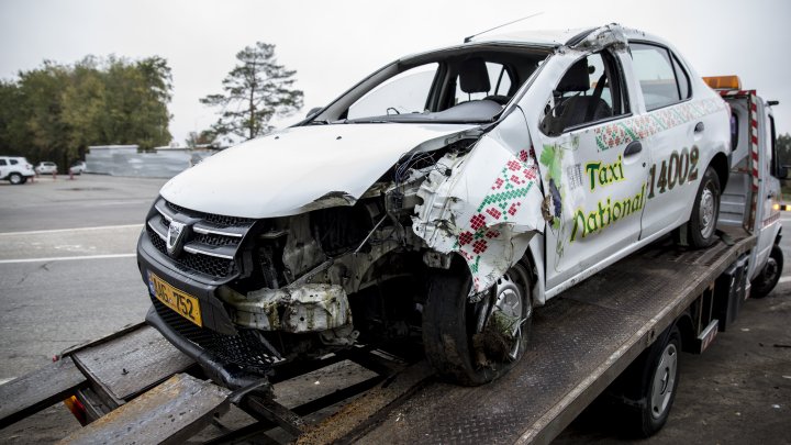 ACCIDENT GRAV! Un taxi s-a izbit violent de un camion (VIDEO)