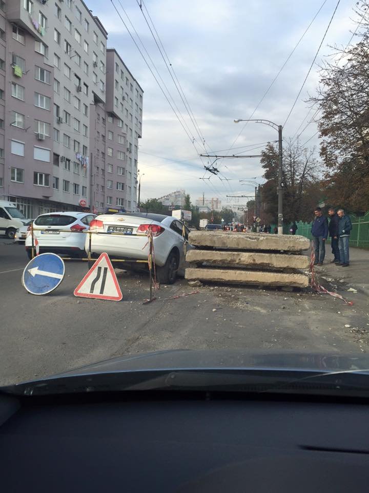 Neatenţia costă scump! Un bărbat şi-a făcut praf maşina, după ce a ajuns într-o groapă săpată de Termoelectrica