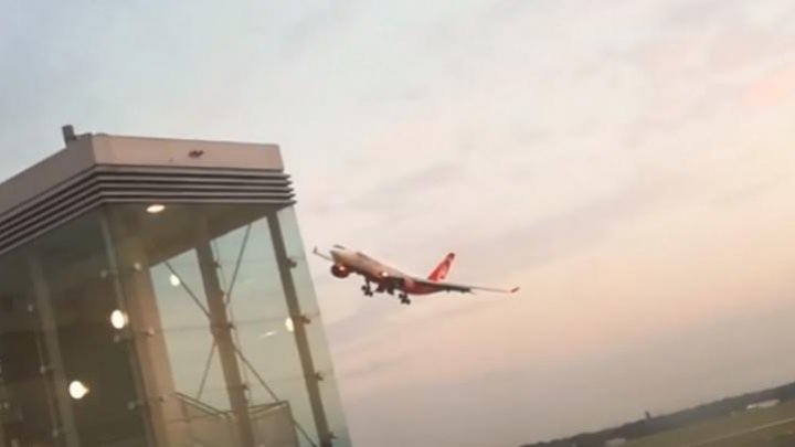 Doi piloții ai companiei Air Berlin, suspendați după ce a pus în pericol 200 de pasageri cu o manevră riscantă (VIDEO)