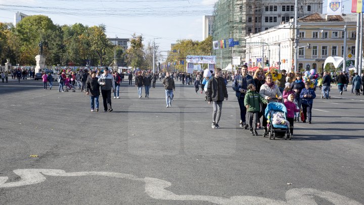  Chişinăul în straie de sărbătoare de hram! Dimineaţă, oficialii au depus flori la monumentul lui Ștefan cel Mare și Sfânt