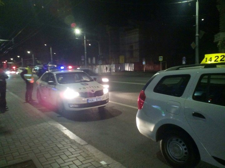 Mort de beat la volan și cu doi pasageri. Aventurile unui taximetrist din Capitală