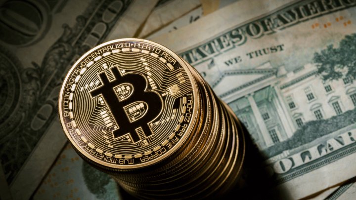 Bitcoin a atins joi un prag record: Peste 5.000 de dolari