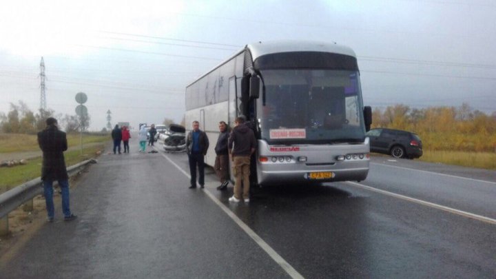 Autobuzul de pe ruta Moscova-Chişinău, implicat într-un grav accident în Rusia. O persoană şi-a pierdut viaţa (FOTO)