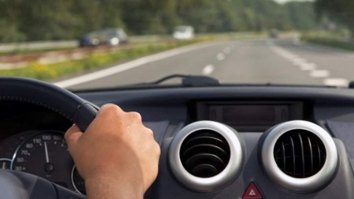 REVOLTĂTOR! A fost amendat pentru că fredona un cântec în mașină. Ce au crezut polițiștii