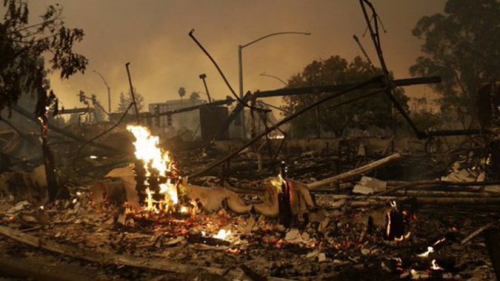 Peste 50 de clădiri au fost distruse din cauza incendiilor de vegetaţii din California 