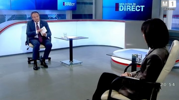 Andrian Candu i-a făcut un cadou Maiei Sandu: "Este o carte promovată de fostul şef al dumneavoastră" (VIDEO)