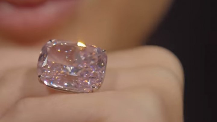 Cel mai mare diamant roz din lume, scos la licitaţie. Cât valorează nestemata (VIDEO)