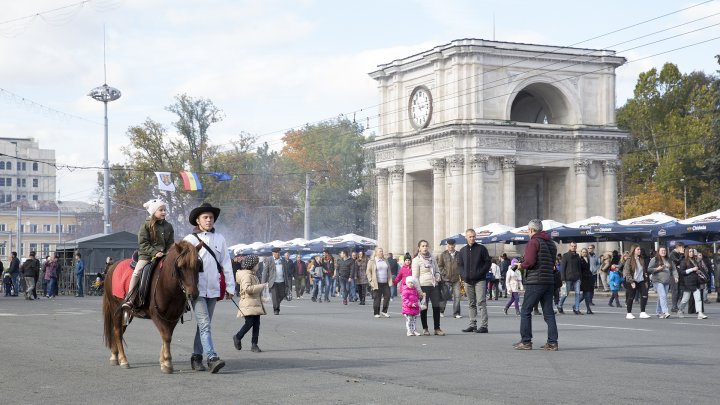  Chişinăul în straie de sărbătoare de hram! Dimineaţă, oficialii au depus flori la monumentul lui Ștefan cel Mare și Sfânt