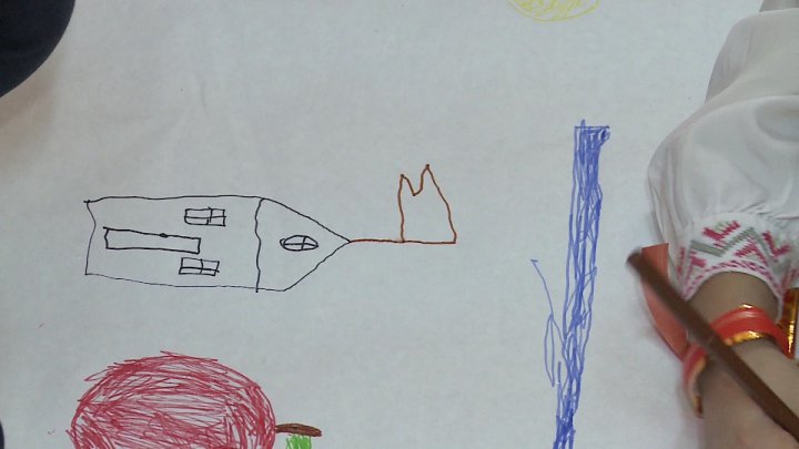 Toamna în viziunea copiilor. Picii unei grădiniţe din Capitală au desenat pe un kilometru de hârtie