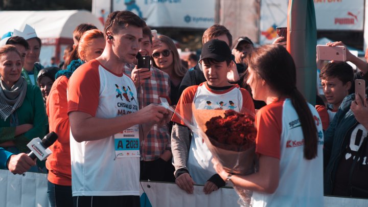 Cerere în căsătorie la Maratonul Internaţional Chişinău (GALERIE FOTO)