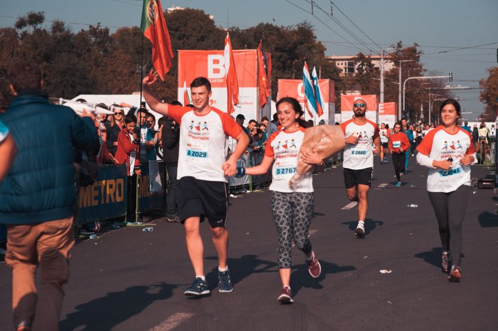 Cerere în căsătorie la Maratonul Internaţional Chişinău (GALERIE FOTO)