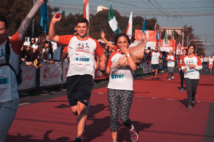 Cerere în căsătorie la Maratonul Internaţional Chişinău (GALERIE FOTO)