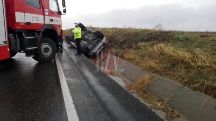 O familie de moldoveni a ajuns la spital după ce maşina în care se aflau s-a răstunat într-un şanţ la Huşi (FOTO)