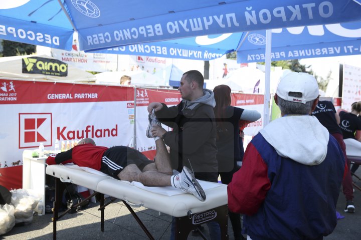 FOTOREPORT: Aproximativ 17 mii de oameni au participat la cea de-a treia ediţie a maratonului din Chişinău