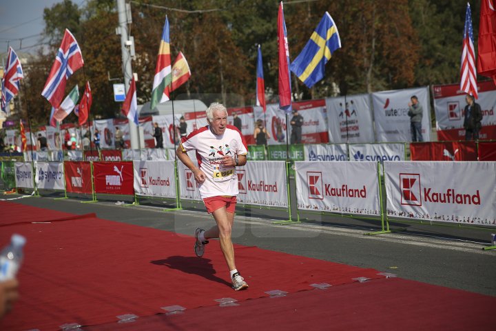 FOTOREPORT: Aproximativ 17 mii de oameni au participat la cea de-a treia ediţie a maratonului din Chişinău