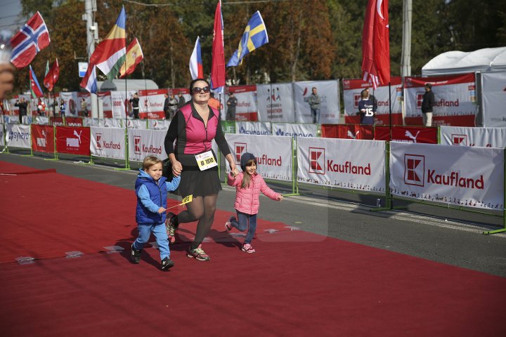 FOTOREPORT: Aproximativ 17 mii de oameni au participat la cea de-a treia ediţie a maratonului din Chişinău