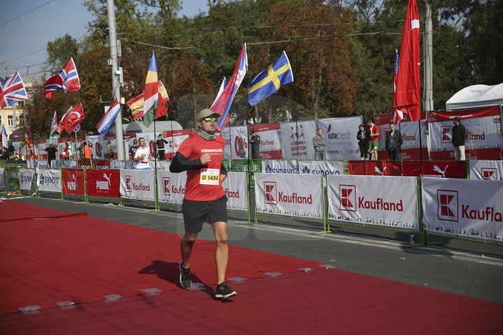 FOTOREPORT: Aproximativ 17 mii de oameni au participat la cea de-a treia ediţie a maratonului din Chişinău