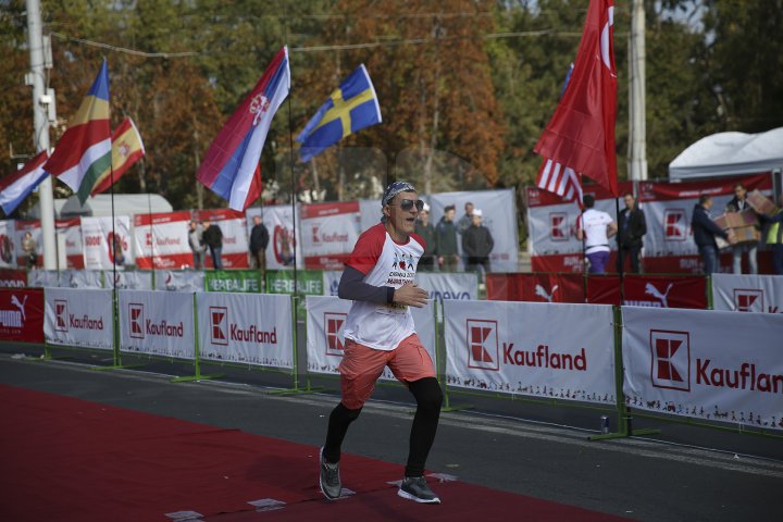 FOTOREPORT: Aproximativ 17 mii de oameni au participat la cea de-a treia ediţie a maratonului din Chişinău