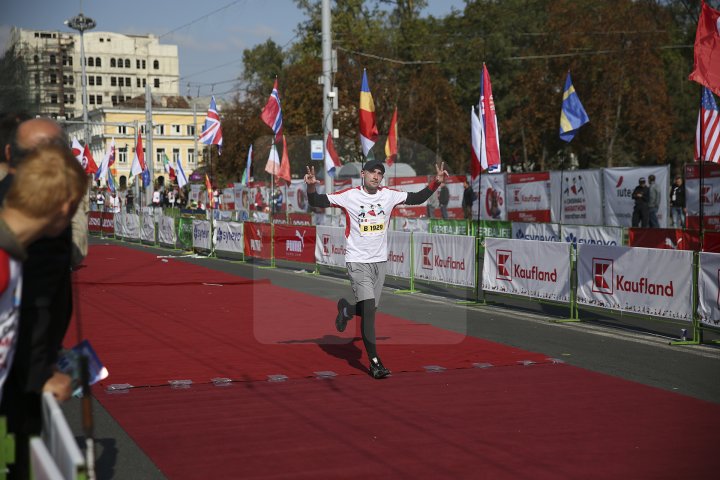 FOTOREPORT: Aproximativ 17 mii de oameni au participat la cea de-a treia ediţie a maratonului din Chişinău