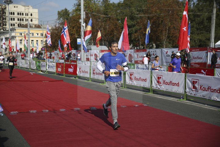 FOTOREPORT: Aproximativ 17 mii de oameni au participat la cea de-a treia ediţie a maratonului din Chişinău