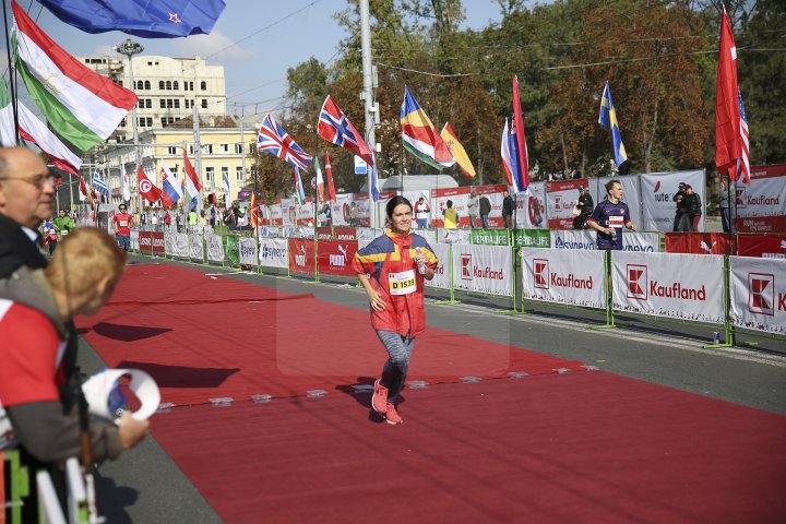 FOTOREPORT: Aproximativ 17 mii de oameni au participat la cea de-a treia ediţie a maratonului din Chişinău