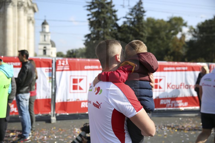 FOTOREPORT: Aproximativ 17 mii de oameni au participat la cea de-a treia ediţie a maratonului din Chişinău