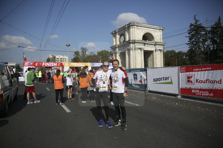 FOTOREPORT: Aproximativ 17 mii de oameni au participat la cea de-a treia ediţie a maratonului din Chişinău