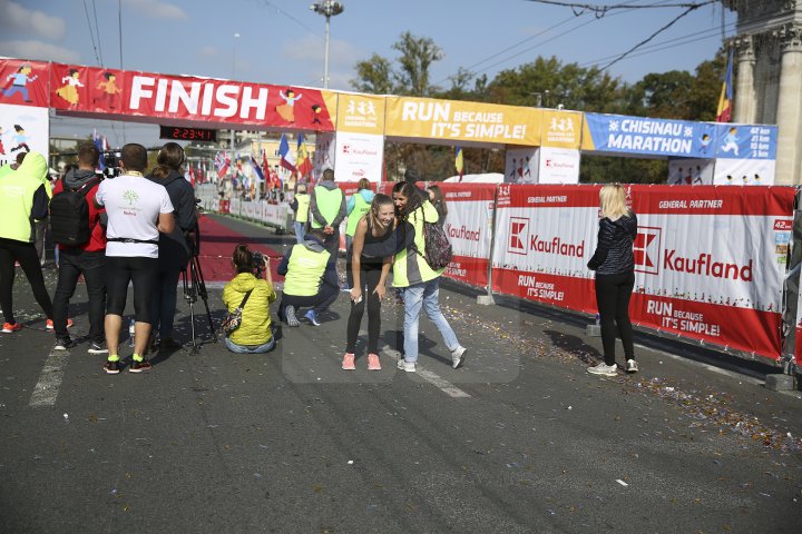 FOTOREPORT: Aproximativ 17 mii de oameni au participat la cea de-a treia ediţie a maratonului din Chişinău