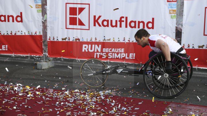 FOTOREPORT: Aproximativ 17 mii de oameni au participat la cea de-a treia ediţie a maratonului din Chişinău