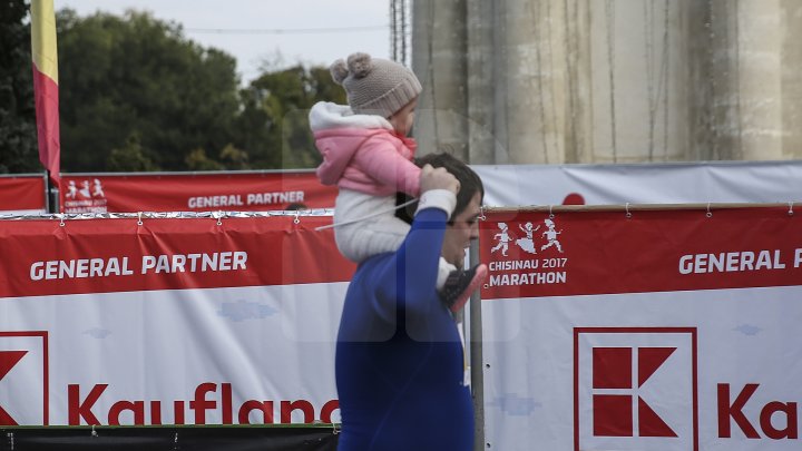 FOTOREPORT: Aproximativ 17 mii de oameni au participat la cea de-a treia ediţie a maratonului din Chişinău