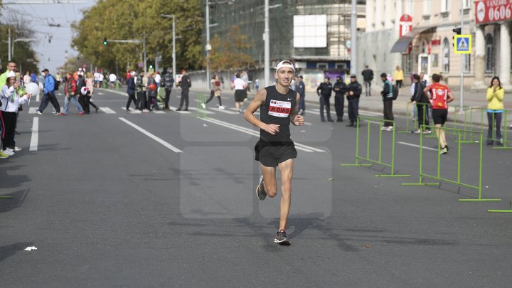 FOTOREPORT: Aproximativ 17 mii de oameni au participat la cea de-a treia ediţie a maratonului din Chişinău