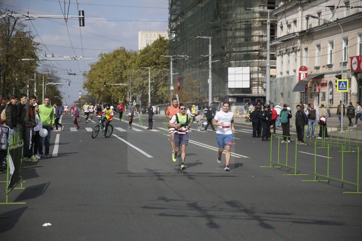 FOTOREPORT: Aproximativ 17 mii de oameni au participat la cea de-a treia ediţie a maratonului din Chişinău