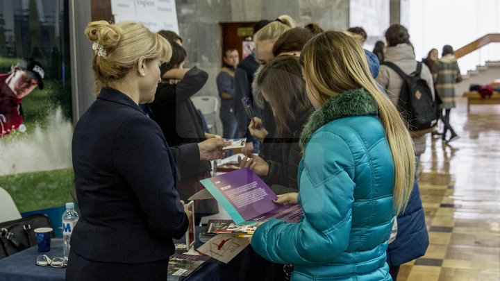 TÂRG DE CARIERE MOLDO-ROMÂN. Doritorii de a-şi găsi un loc de muncă vor putea alege din peste 2.000 de oferte