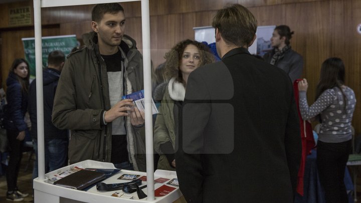 TÂRG DE CARIERE MOLDO-ROMÂN. Doritorii de a-şi găsi un loc de muncă vor putea alege din peste 2.000 de oferte