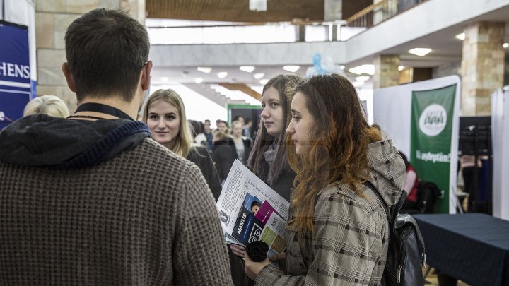 TÂRG DE CARIERE MOLDO-ROMÂN. Doritorii de a-şi găsi un loc de muncă vor putea alege din peste 2.000 de oferte