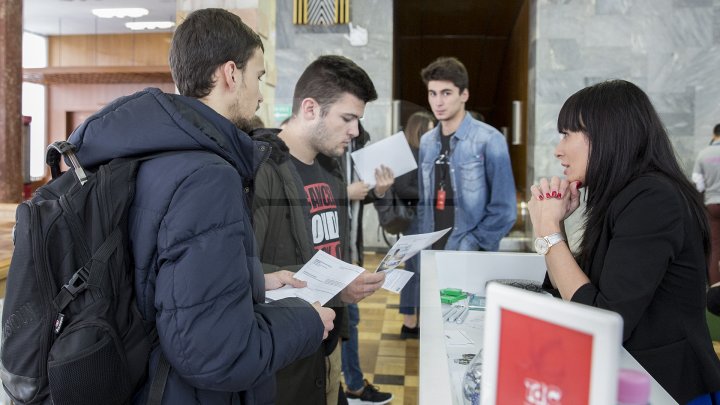 TÂRG DE CARIERE MOLDO-ROMÂN. Doritorii de a-şi găsi un loc de muncă vor putea alege din peste 2.000 de oferte
