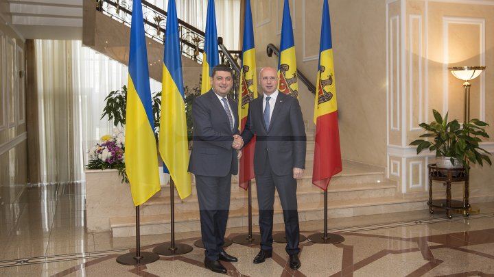 Premierii Pavel Filip şi Volodimir Groisman au semnat Foaia de parcurs pentru dezvoltarea cooperării moldo-ucrainene pentru 2018 (FOTO)