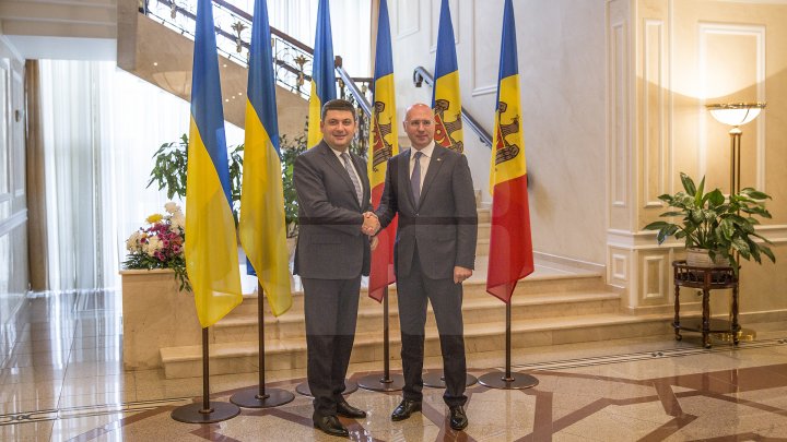 Premierii Pavel Filip şi Volodimir Groisman au semnat Foaia de parcurs pentru dezvoltarea cooperării moldo-ucrainene pentru 2018 (FOTO)