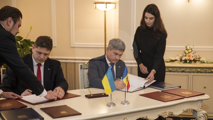 Premierii Pavel Filip şi Volodimir Groisman au semnat Foaia de parcurs pentru dezvoltarea cooperării moldo-ucrainene pentru 2018 (FOTO)