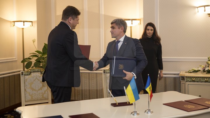 Premierii Pavel Filip şi Volodimir Groisman au semnat Foaia de parcurs pentru dezvoltarea cooperării moldo-ucrainene pentru 2018 (FOTO)