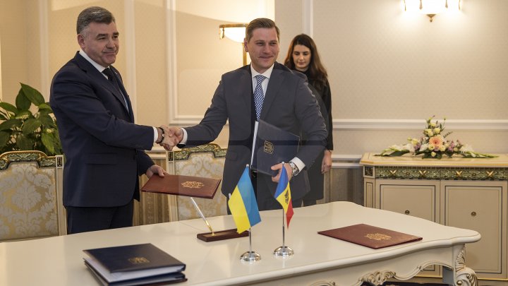 Premierii Pavel Filip şi Volodimir Groisman au semnat Foaia de parcurs pentru dezvoltarea cooperării moldo-ucrainene pentru 2018 (FOTO)