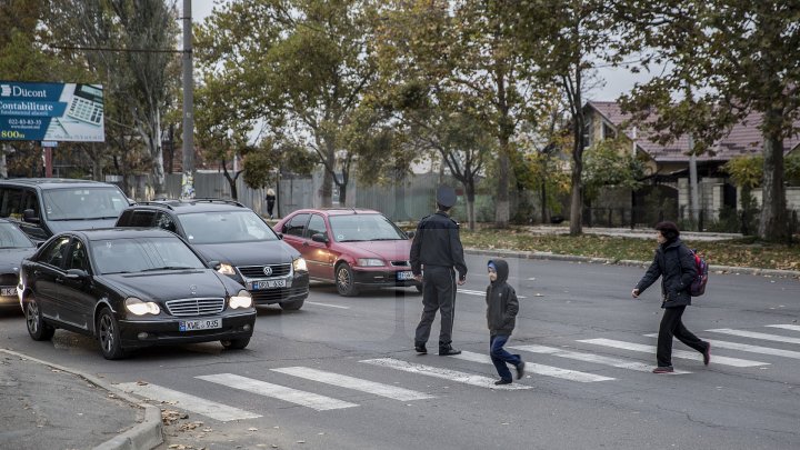 Polițiștii din Capitală, mai responsabili ca niciodată. Inspectorii ajută copiii să traverseze strada în siguranță (FOTO)