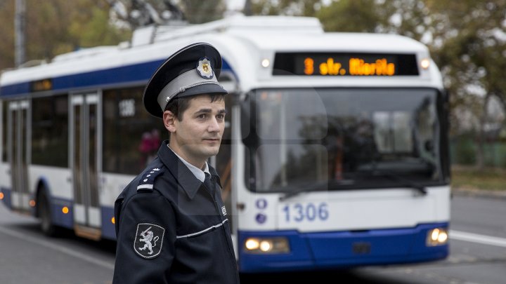 Polițiștii din Capitală, mai responsabili ca niciodată. Inspectorii ajută copiii să traverseze strada în siguranță (FOTO)