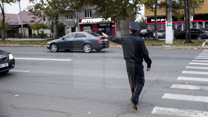 Polițiștii din Capitală, mai responsabili ca niciodată. Inspectorii ajută copiii să traverseze strada în siguranță (FOTO)