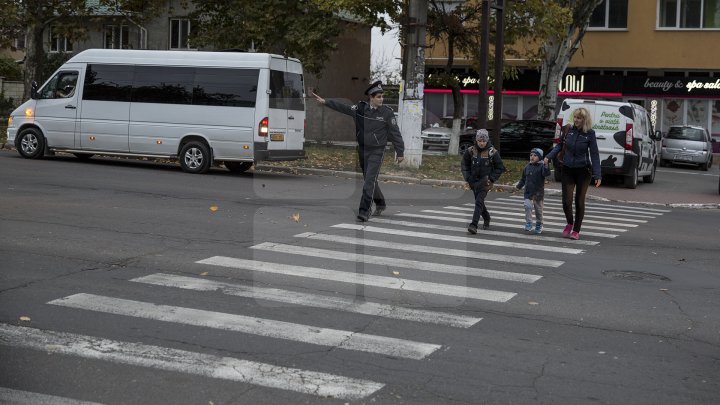 Polițiștii din Capitală, mai responsabili ca niciodată. Inspectorii ajută copiii să traverseze strada în siguranță (FOTO)