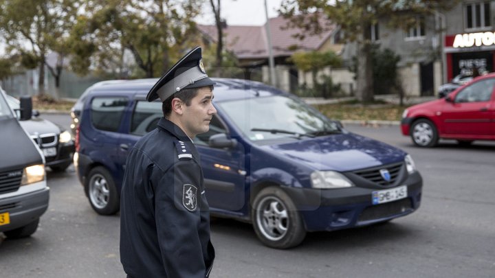 Polițiștii din Capitală, mai responsabili ca niciodată. Inspectorii ajută copiii să traverseze strada în siguranță (FOTO)