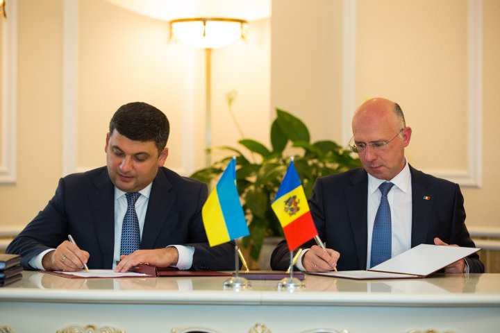 Premierii Pavel Filip şi Volodimir Groisman au semnat Foaia de parcurs pentru dezvoltarea cooperării moldo-ucrainene pentru 2018 (FOTO)