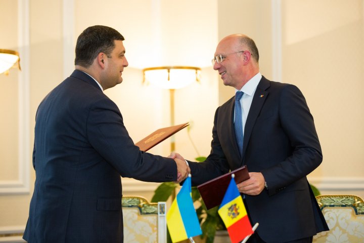 Premierii Pavel Filip şi Volodimir Groisman au semnat Foaia de parcurs pentru dezvoltarea cooperării moldo-ucrainene pentru 2018 (FOTO)