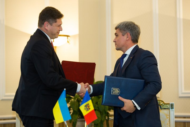 Premierii Pavel Filip şi Volodimir Groisman au semnat Foaia de parcurs pentru dezvoltarea cooperării moldo-ucrainene pentru 2018 (FOTO)