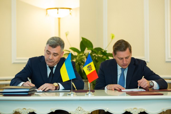 Premierii Pavel Filip şi Volodimir Groisman au semnat Foaia de parcurs pentru dezvoltarea cooperării moldo-ucrainene pentru 2018 (FOTO)